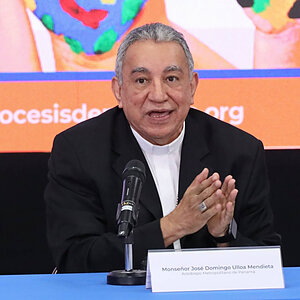 Monsignor José Domingo Ulloa Mendieta, Metropolitan Archbishop of Panama, speaks.